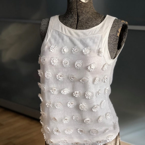 Ann Taylor White Daisy Appliqué Shell - Picture 3 of 5
